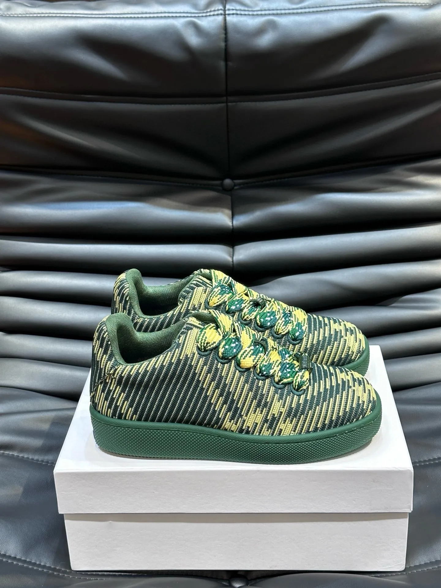 Factory price: 458💰Burberry Box series👫 Thick-soled casual sports shoes for couples, cool sneakers and bread shoes, purchased and developed from the original version, the top version of Box series sports shoes, made of original plaid/knitted fabric, embellished with EKD embossing. Made of mesh lining, the laces are decorated with metal coils, the rubber sole is decorated with the Burberry letter logo, and the original molded 3.5CM two-color T men's shoe 💰U outsole! Code number: 35-45 (35-45 customized)